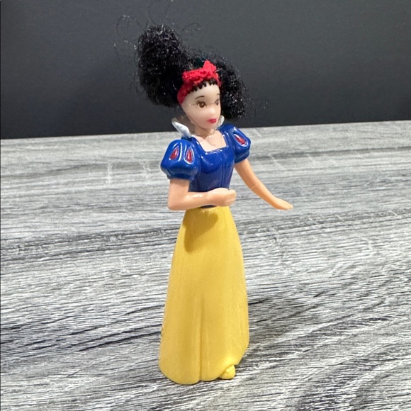 McDonald’s | Disney: Snow White & Pocahontas Miniature Dolls - Happy Meal Toys - Picture 5 of 14